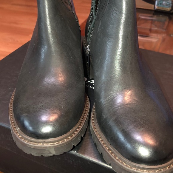 Beautiful black leather ankle boots - Picture 3 of 6